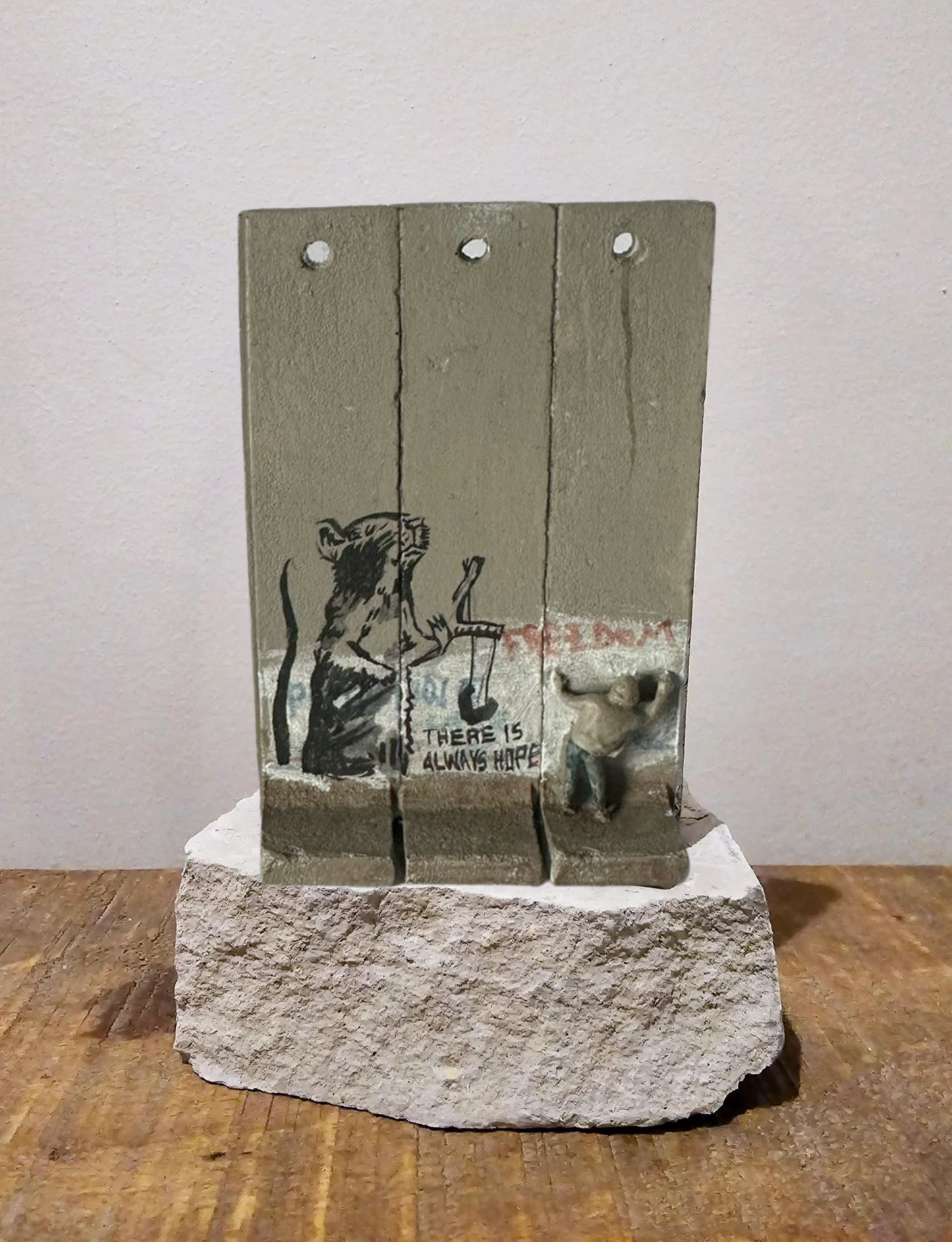 Sculpture RAT - The Walled Off Hotel